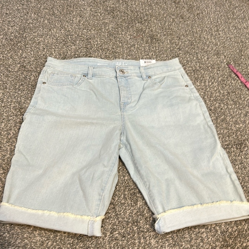 Nwt style & Co Bermuda short. Mid rise. Slimming pockets. Raw edge. Size 10